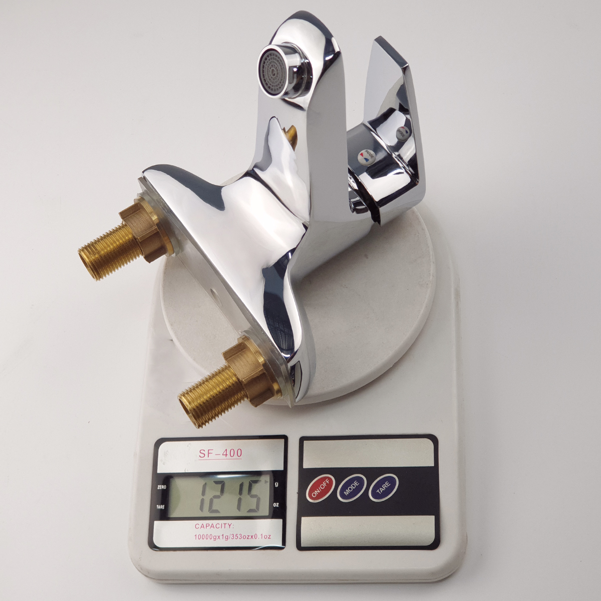 Hình ảnh cân trọng lượng thực tế vòi lavabo nóng lạnh Eurolife EL-SUN 03 khoảng 1215g, thể hiện độ chắc chắn của thân vòi và chân kết nối.