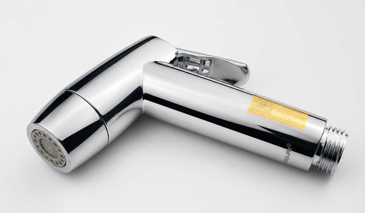 Tay xịt Eurolife EL-X12-T có thân bằng nhựa ABS hoàn thiện lớp mạ Chrome sáng bóng và đầu ren kết nối phía dưới. 