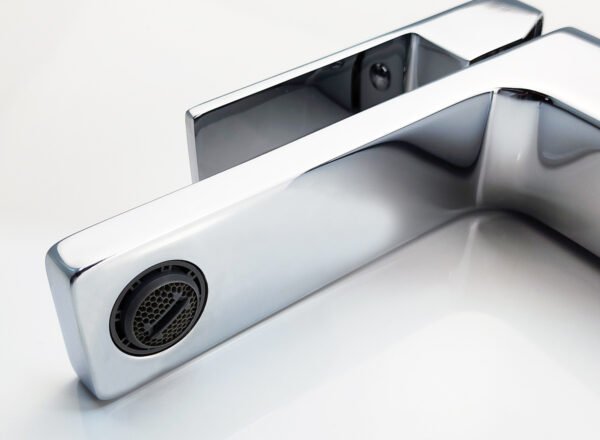 Cận cảnh đầu tạo bọt của vòi lavabo nóng lạnh Eurolife EL-HAVENT 02, hỗ trợ làm mềm dòng nước, chống văng bắn và có thể tháo vệ sinh lưới lọc.