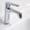Hình ảnh vòi lavabo nóng lạnh Eurolife EL-7002 lắp thực tế trên chậu lavabo, nổi bật với thân vòi Đồng H61 mạ Chrome, thiết kế 1 chân bo tròn, tay gạt nóng lạnh và đầu vòi tạo bọt hạn chế văng bắn.