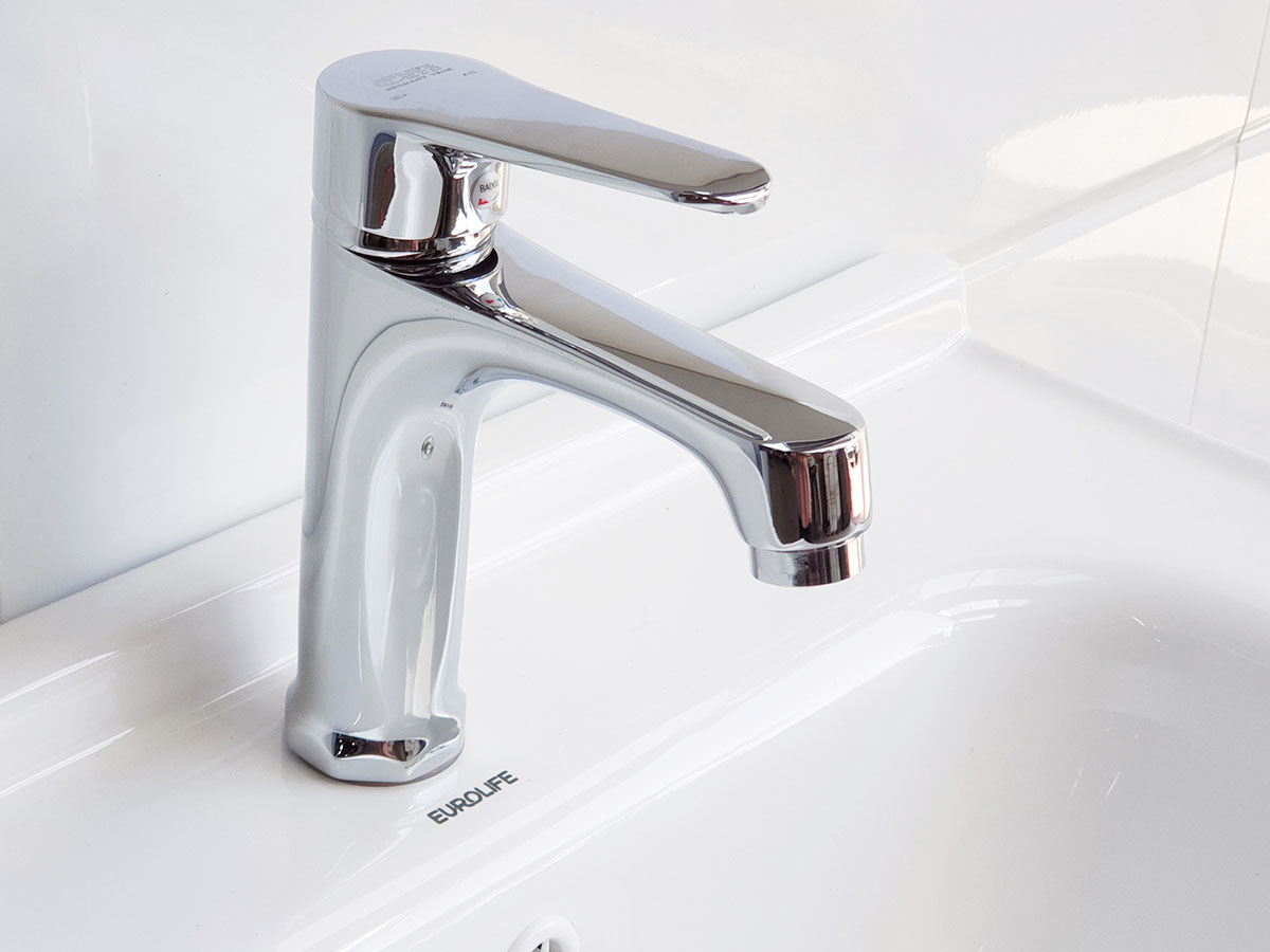 Hình ảnh vòi lavabo nóng lạnh Eurolife EL-7002 lắp thực tế trên chậu lavabo, nổi bật với thân vòi Đồng H61 mạ Chrome, thiết kế 1 chân bo tròn, tay gạt nóng lạnh và đầu vòi tạo bọt hạn chế văng bắn.