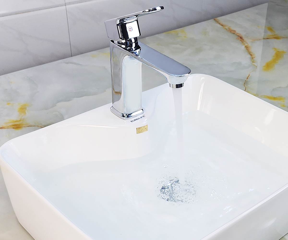 Dòng chảy tạo bọt của vòi lavabo nóng lạnh Eurolife EL-8002 khi lắp thực tế trên chậu lavabo, giúp nước chảy êm và hạn chế văng bắn.