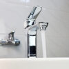 Vòi lavabo nóng lạnh Eurolife EL-8002 lắp thực tế trên chậu, thể hiện thân vòi vuông vắn, bề mặt Chrome và dòng nước ổn định.