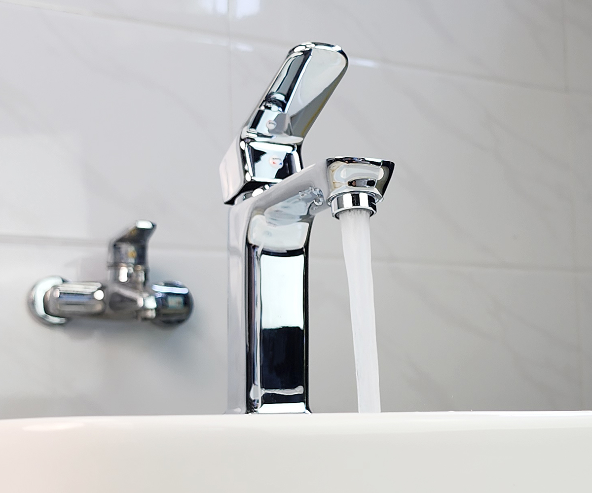 Vòi lavabo nóng lạnh Eurolife EL-8002 lắp thực tế trên chậu, thể hiện thân vòi vuông vắn, bề mặt Chrome và dòng nước ổn định.