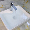 Dòng chảy tạo bọt của vòi lavabo nóng lạnh Eurolife EL-8002 khi lắp thực tế trên chậu lavabo, giúp nước chảy êm và hạn chế văng bắn.