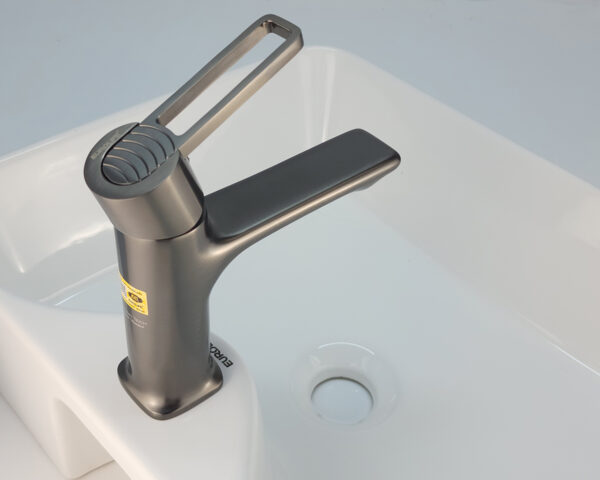 Hình ảnh vòi lavabo nóng lạnh Eurolife EL-GRAY 02 lắp thực tế trên chậu lavabo, thể hiện màu mạ PVD xám, thiết kế gọn gàng và sự hài hòa trong không gian phòng tắm.