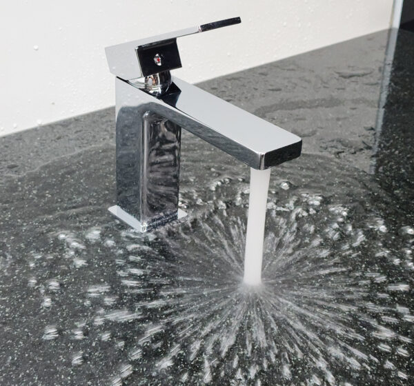 Dòng chảy tạo bọt của vòi lavabo nóng lạnh Eurolife EL-HAVENT 02 giúp nước chảy mềm, êm và hạn chế văng bắn khi sử dụng.