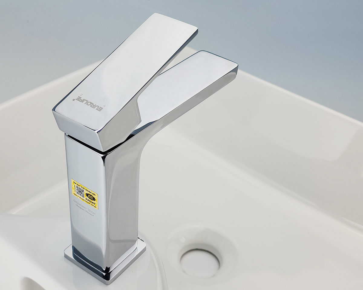 Hình ảnh vòi lavabo nóng lạnh Eurolife EL-HAVENT 02 với đường nét vuông vắn, khỏe khoắn, thân vòi mạ Chrome sáng bóng và thiết kế hiện đại thuộc series HAVENT.