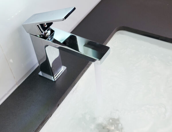Hình thực tế vòi lavabo nóng lạnh Eurolife EL-HAVENT 02 khi sử dụng, nổi bật với thiết kế vuông vắn, cần gạt phẳng và dòng nước tạo bọt êm.