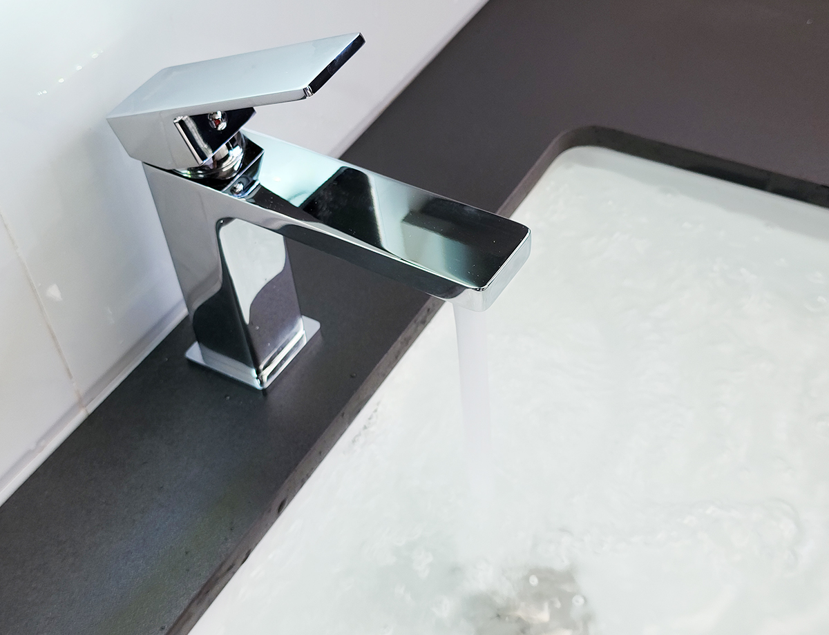 Hình thực tế vòi lavabo nóng lạnh Eurolife EL-HAVENT 02 khi sử dụng, nổi bật với thiết kế vuông vắn, cần gạt phẳng và dòng nước tạo bọt êm.