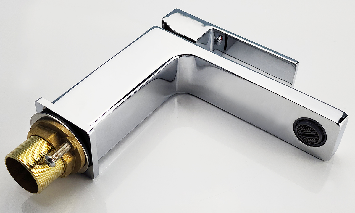 Cận cảnh bề mặt mạ Chrome sáng bóng của vòi lavabo nóng lạnh Eurolife EL-HAVENT 02, giúp sản phẩm sang trọng, dễ vệ sinh và dễ phối thiết bị phòng tắm.