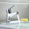 Hình mở bài vòi lavabo nóng lạnh Eurolife EL-IRIS 02 lắp thực tế trên chậu lavabo, thể hiện bề mặt mạ Chrome sáng bóng, tay gạt nóng lạnh và dòng nước tạo bọt êm.