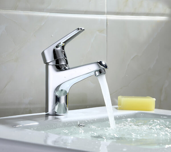 Hình mở bài vòi lavabo nóng lạnh Eurolife EL-IRIS 02 lắp thực tế trên chậu lavabo, thể hiện bề mặt mạ Chrome sáng bóng, tay gạt nóng lạnh và dòng nước tạo bọt êm.