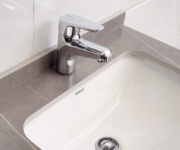 Hình ảnh vòi lavabo nóng lạnh Eurolife EL-IRIS 02 lắp thực tế trên chậu lavabo, thể hiện thiết kế 1 chân chắc chắn, bề mặt mạ Chrome sáng bóng và kiểu dáng hiện đại.