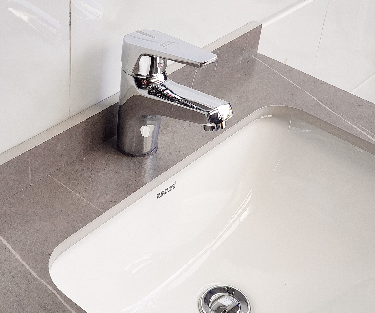Hình ảnh vòi lavabo nóng lạnh Eurolife EL-IRIS 02 lắp thực tế trên chậu lavabo, thể hiện thiết kế 1 chân chắc chắn, bề mặt mạ Chrome sáng bóng và kiểu dáng hiện đại.