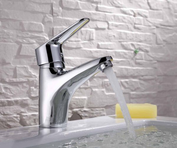 Hình ảnh vòi lavabo nóng lạnh Eurolife EL-LOT 02 lắp thực tế trên chậu lavabo, nổi bật với bề mặt mạ Chrome sáng bóng và dòng nước tạo bọt êm.