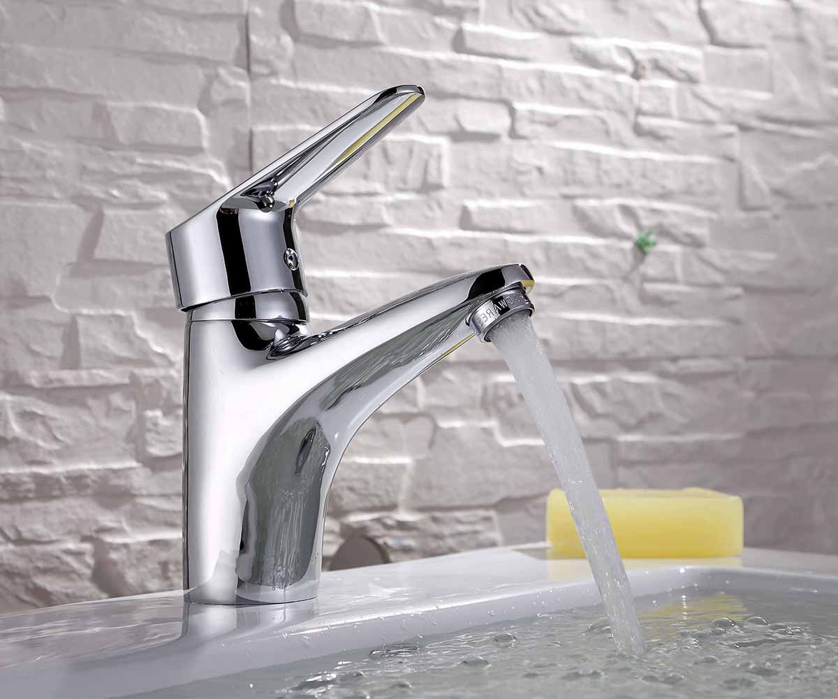 Hình ảnh vòi lavabo nóng lạnh Eurolife EL-LOT 02 lắp thực tế trên chậu lavabo, nổi bật với bề mặt mạ Chrome sáng bóng và dòng nước tạo bọt êm.