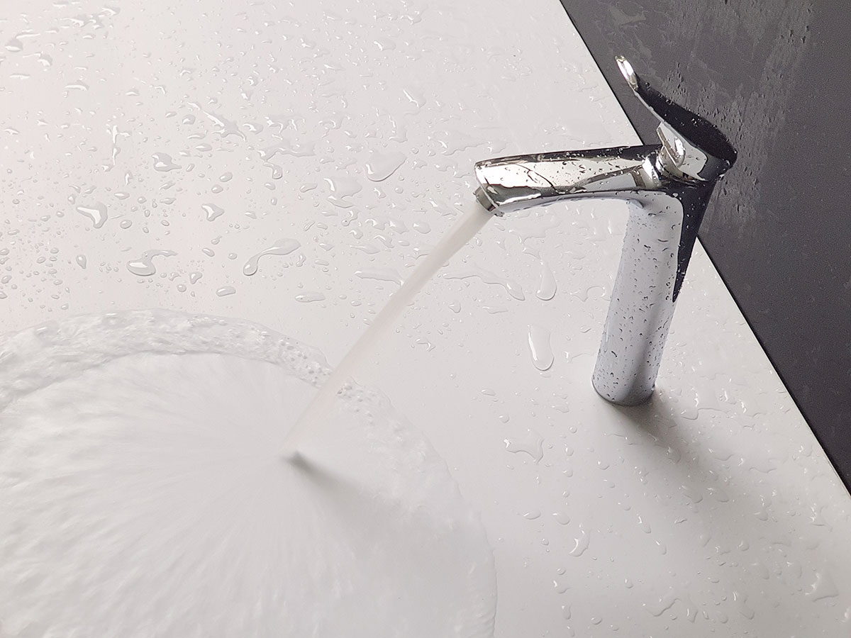 Hình dòng chảy tạo bọt của vòi lavabo nóng lạnh Eurolife EL-ROS 03, thể hiện dòng nước êm, đều và hạn chế văng bắn khi sử dụng trong khu vực lavabo.