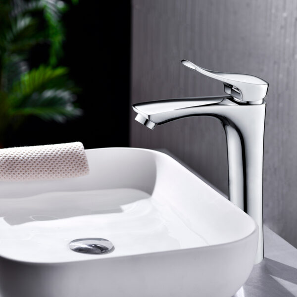 Hình lắp đặt thực tế vòi lavabo nóng lạnh Eurolife EL-ROS 03 trong không gian lavabo hiện đại, thể hiện thiết kế thân bo cong và bề mặt Chrome sang trọng.
