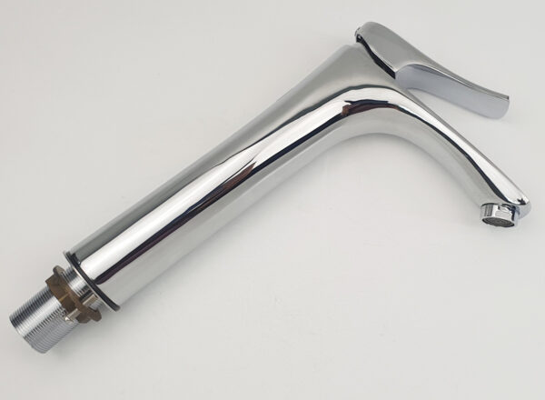 Cận cảnh vòi lavabo nóng lạnh Eurolife EL-ROS 03 với bề mặt mạ Chrome sáng bóng, thân vòi bo cong thẩm mỹ, đầu vòi tạo bọt và phần chân ren lắp đặt chắc chắn.