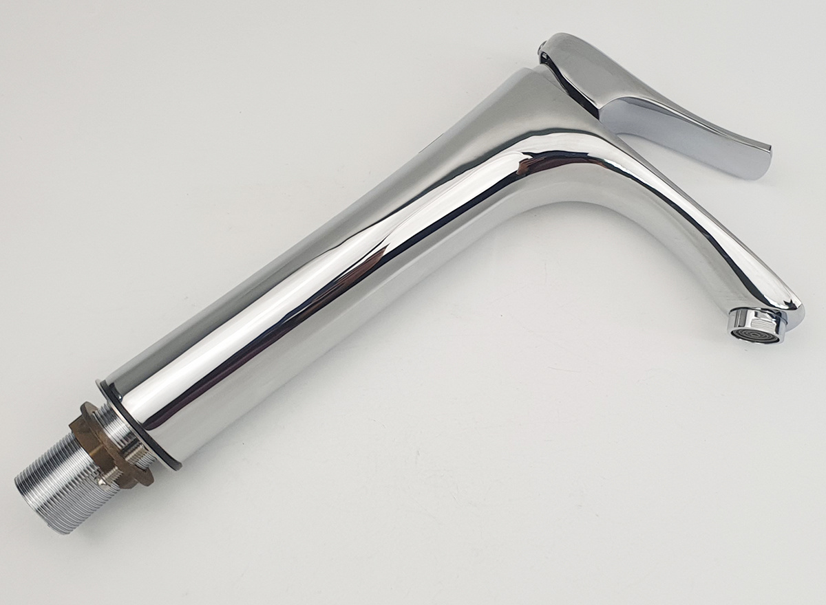 Cận cảnh vòi lavabo nóng lạnh Eurolife EL-ROS 03 với bề mặt mạ Chrome sáng bóng, thân vòi bo cong thẩm mỹ, đầu vòi tạo bọt và phần chân ren lắp đặt chắc chắn.