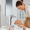 Hình sử dụng thực tế vòi lavabo nóng lạnh Eurolife EL-ROS 03 trong không gian phòng tắm hiện đại, thể hiện trải nghiệm rửa tay, rửa mặt với dòng nước tạo bọt êm và hạn chế văng bắn.