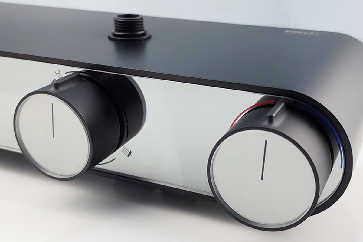 Hình ảnh cận cảnh 2 núm xoay của sen cây Eurolife EL-SC920, hỗ trợ điều chỉnh nóng lạnh và chuyển đổi chế độ nước khi sử dụng sen cây tắm đứng.