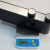 Hình ảnh cân trọng lượng củ sen cây Eurolife EL-SC920 đạt khoảng 2097g, thể hiện kết cấu thân củ sen chắc chắn, tích hợp 2 núm xoay và hệ thống kết nối nước.