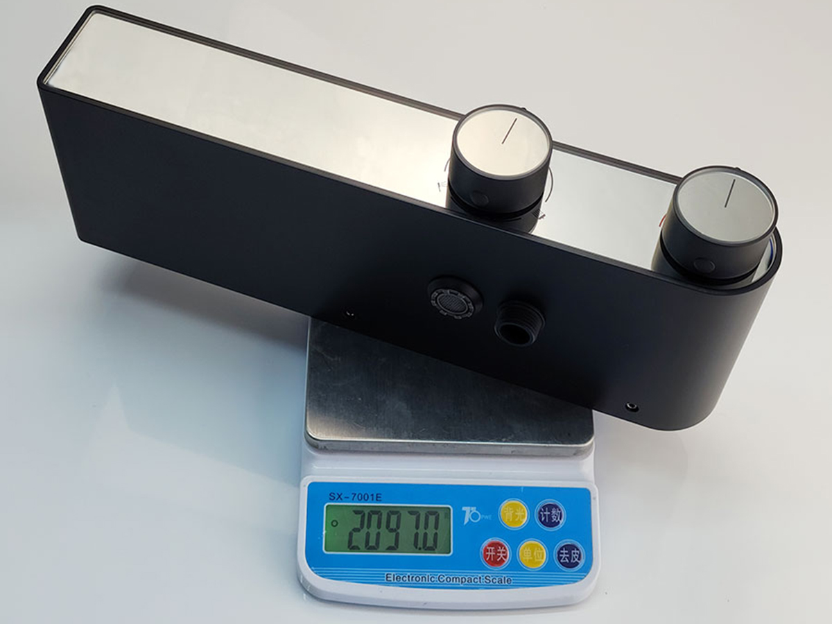 Hình ảnh cân trọng lượng củ sen cây Eurolife EL-SC920 đạt khoảng 2097g, thể hiện kết cấu thân củ sen chắc chắn, tích hợp 2 núm xoay và hệ thống kết nối nước.