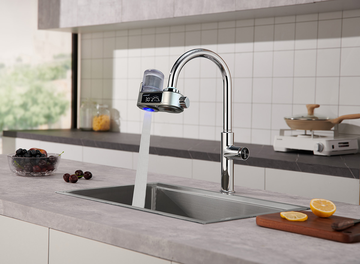 Máy lọc nước đầu vòi Eurolife EL-LS-A21 lắp thực tế trên vòi bếp, thiết kế nhỏ gọn phù hợp không gian bếp hiện đại.