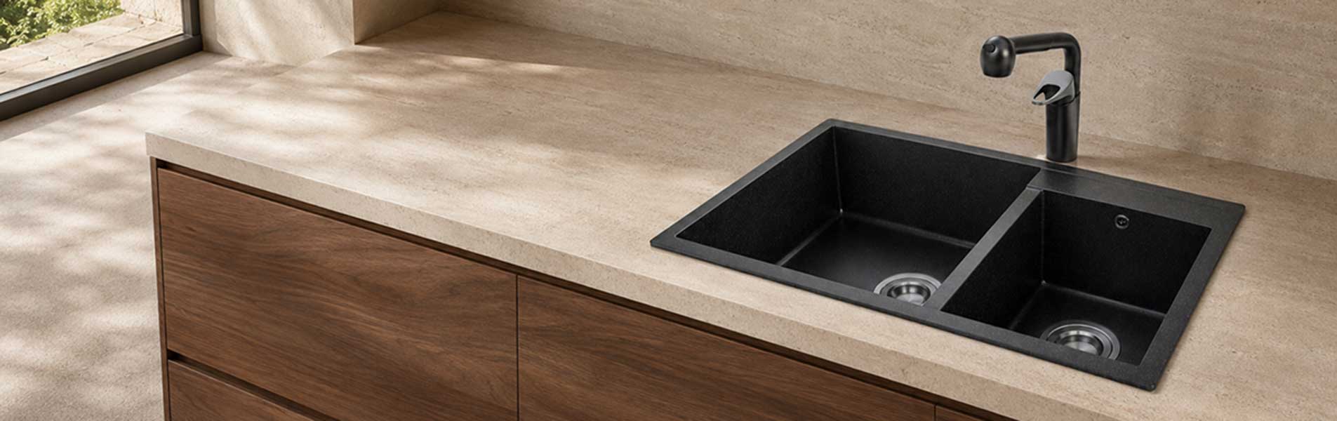 Chậu rửa chén đá Granite thạch anh màu đen hai hố trong không gian bếp tông nâu
