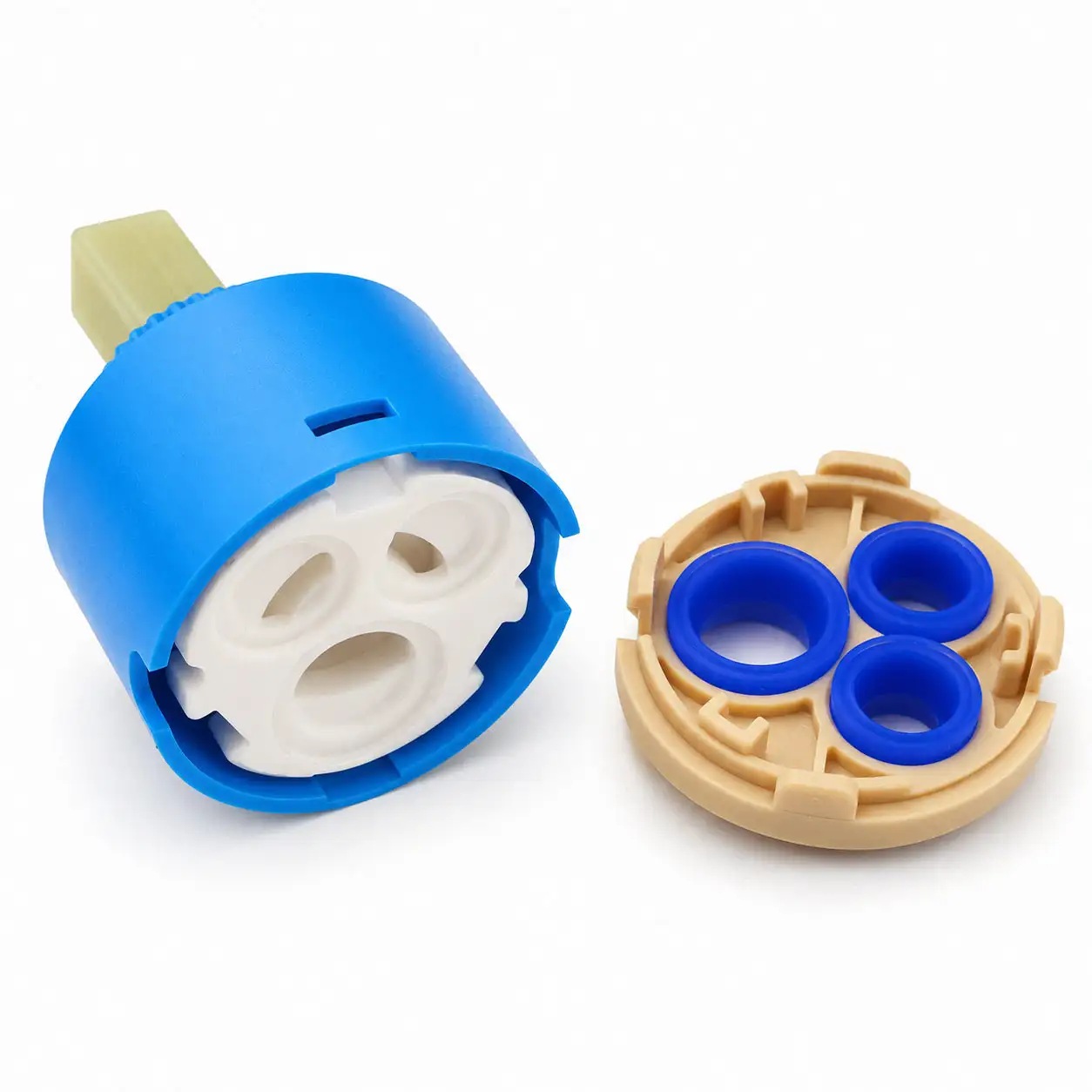 Hai đĩa Ceramic màu trắng bên trong lõi van Eurolife cùng đế van có gioăng cao su